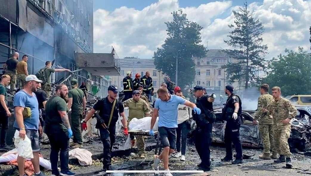 Военные, полицейские и спасатели выносят погибших и оказывают помощь раненым в Виннице.