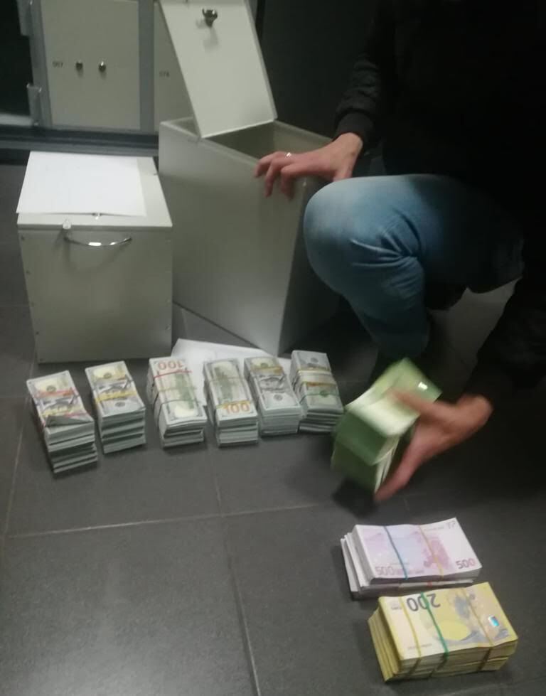 У "чорних" криптовалютників у Києві вилучили 830 кг срібла та 50 млн грн. Фото