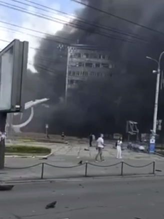 На відео, опублікованому Соловйовим, видно, що горять цивільні об'єкти, а поряд ходять пересічні люди.