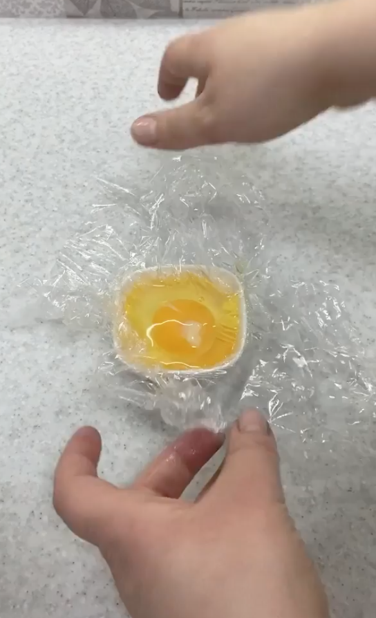 Яйце в харчовій плівці