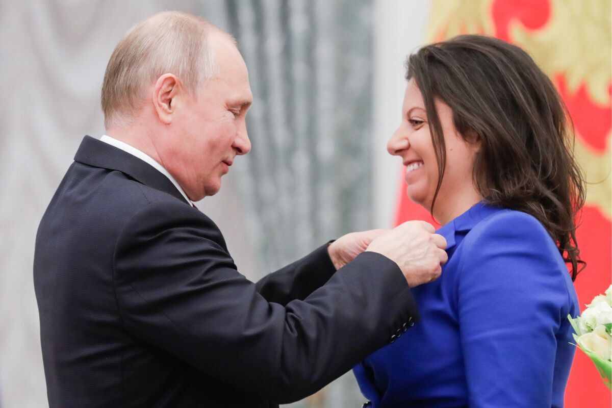 Владимир Путин неоднократно вручал награды главной пропагандистке Маргарите Симоньян.