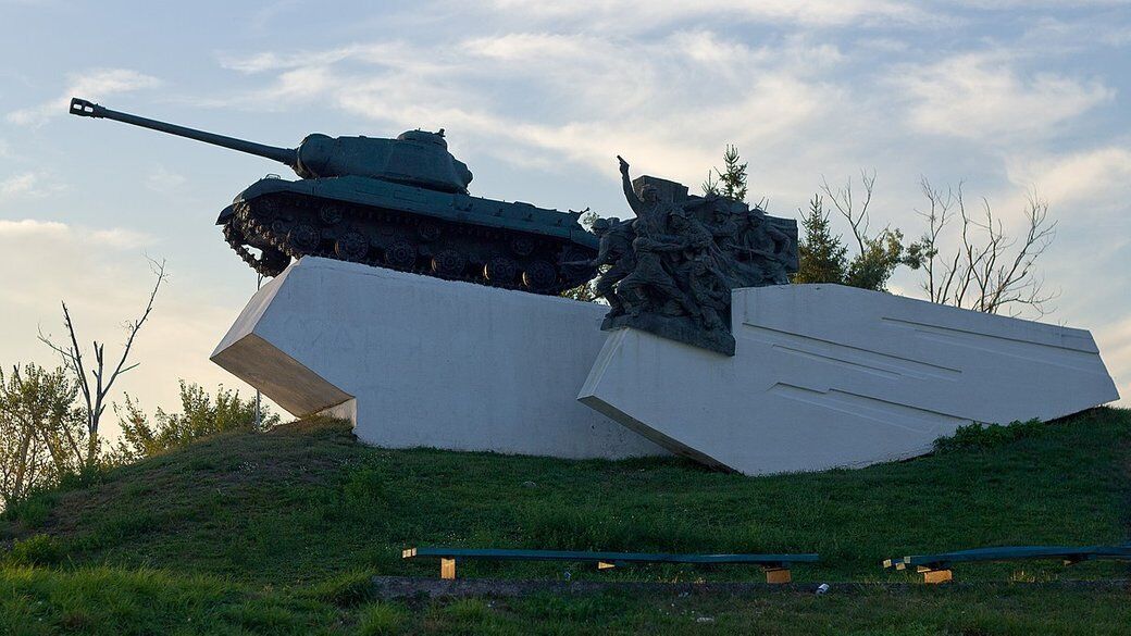 Монумент в Дубно (до 2014 г.)