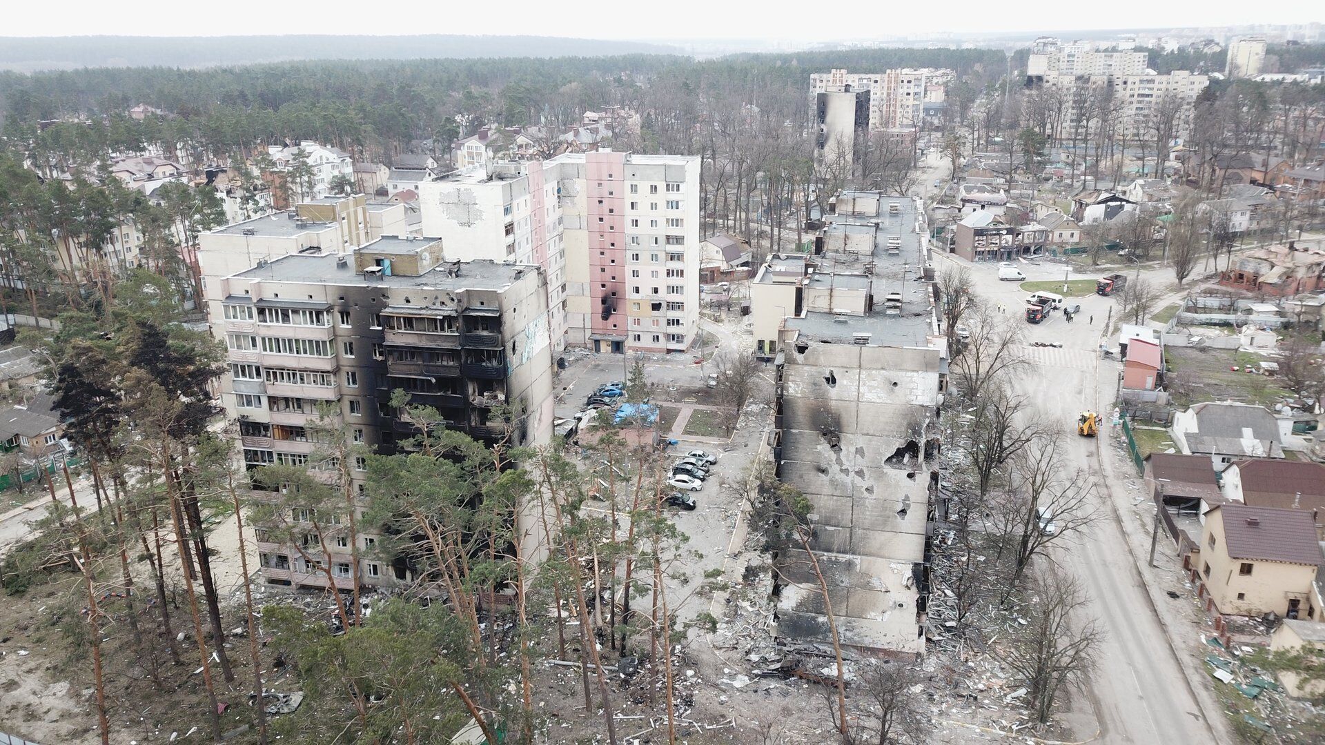 В городе повреждено большое количество жилых домов.