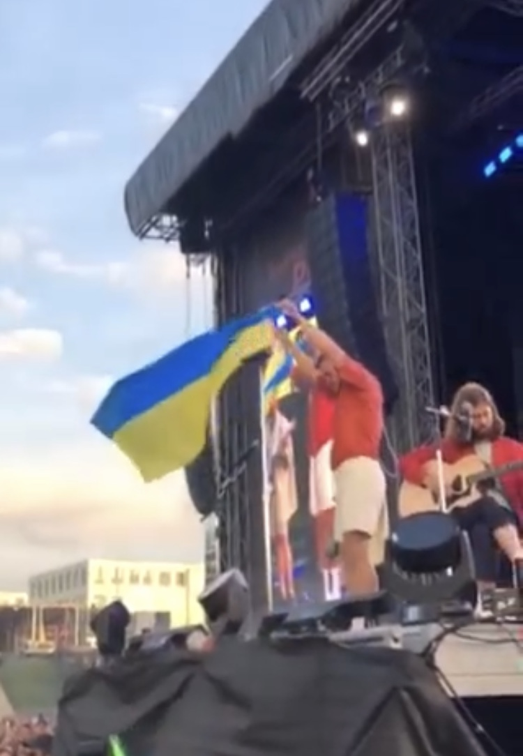 Хамили и не пропускали: передавшая флаг Украины солисту Imagine Dragons девушка рассказала, как россияне мешали ей это сделать