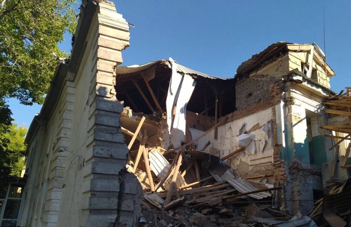 Россияне разрушили школу на Днепропетровщине