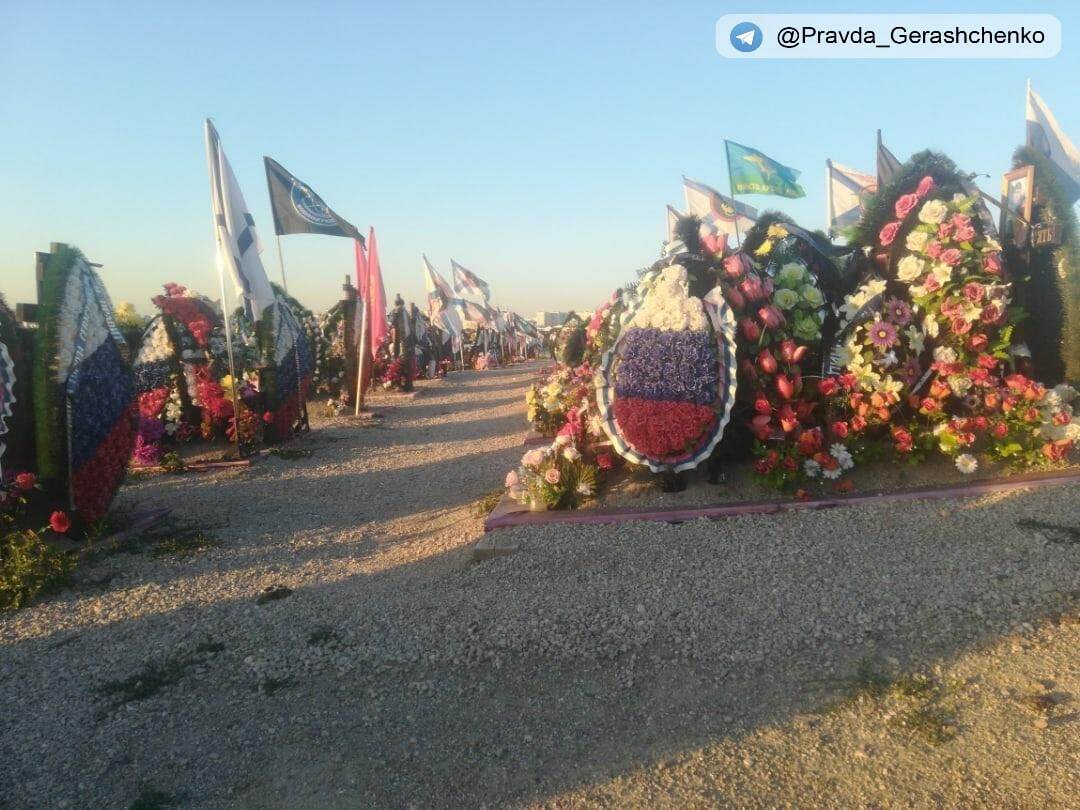 На одному з цвинтарів окупованого Севастополя безліч свіжих могил російських окупантів.