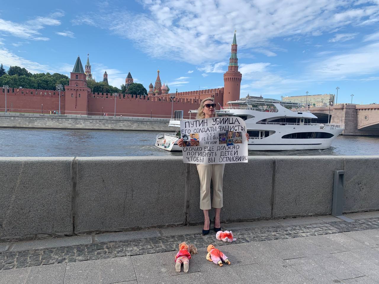 Пропагандистка устроила "одиночный пикет" на фоне Кремля