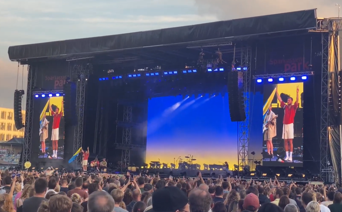 Imagine Dragons с флагом Украины исполнили Forever Young в Германии и вспомнили об убитых Россией детях. Видео