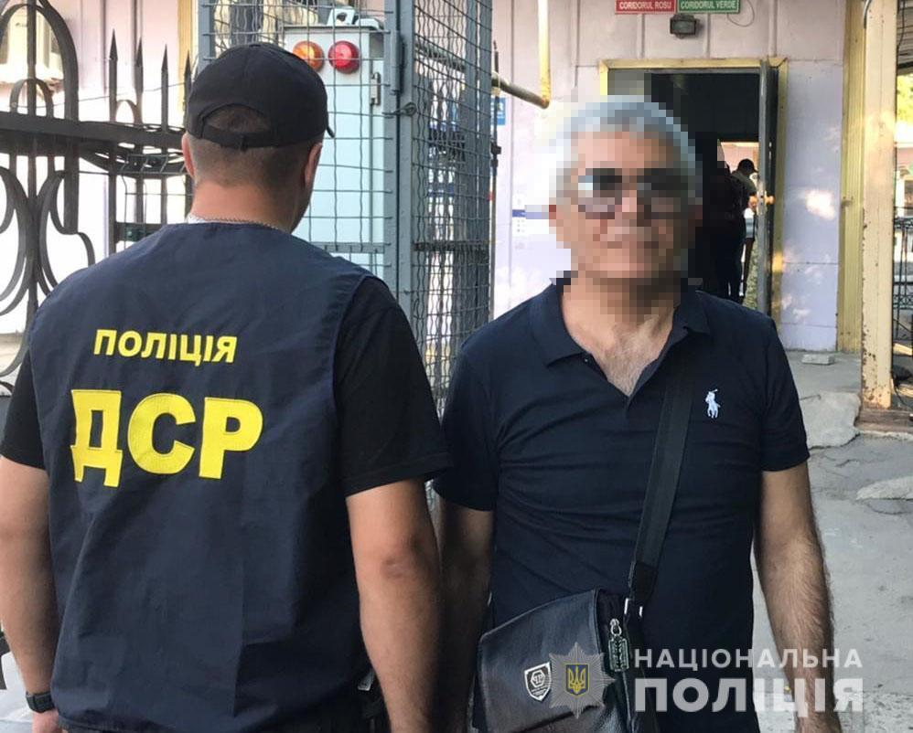 Поліція видворила "Діда" з території України