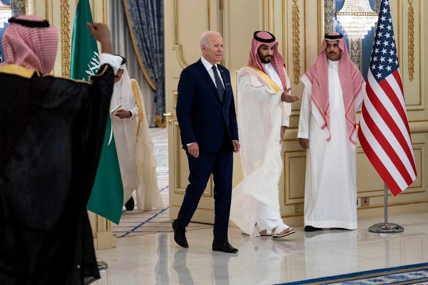 Байден впервые встретился с принцем Саудовской Аравии и назвал его ответственным за убийство Хашогги