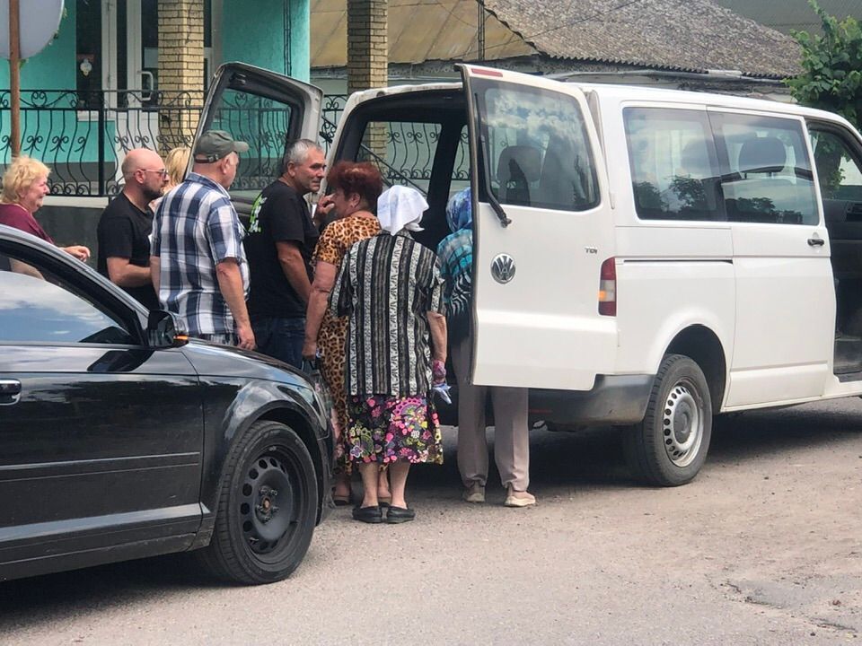 Маму із сином зустрічали зі сльозами