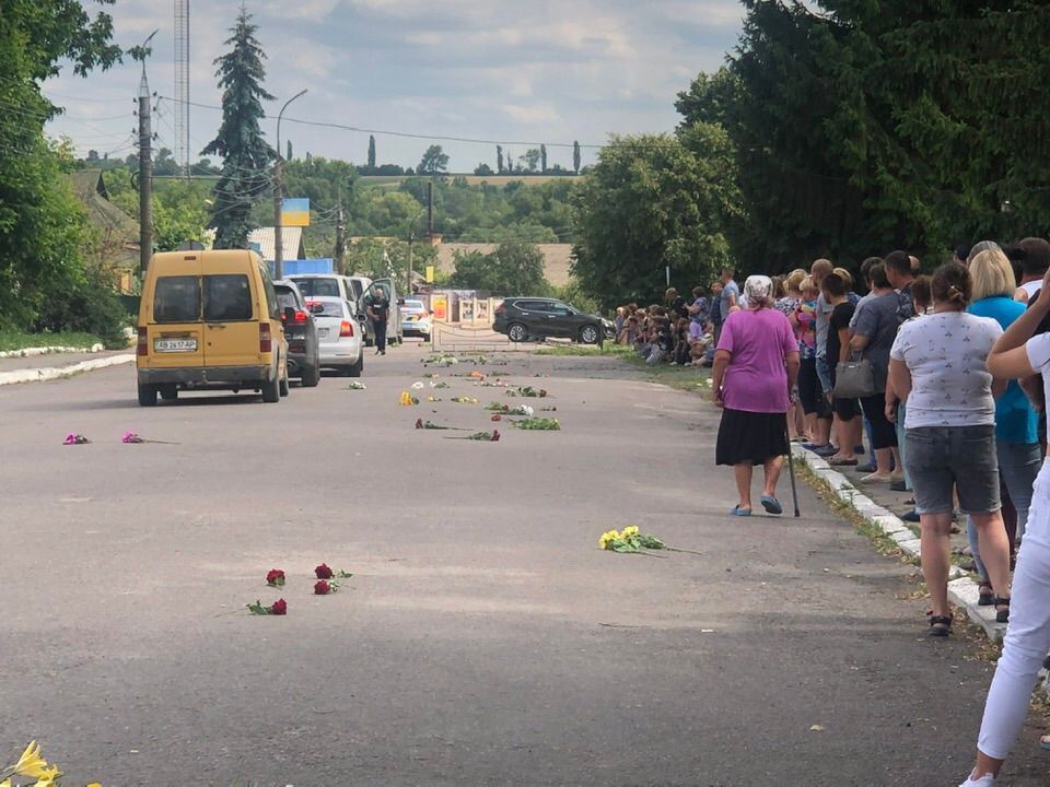 В Винницкой области встретили убитых российской ракетой маму с сыном.