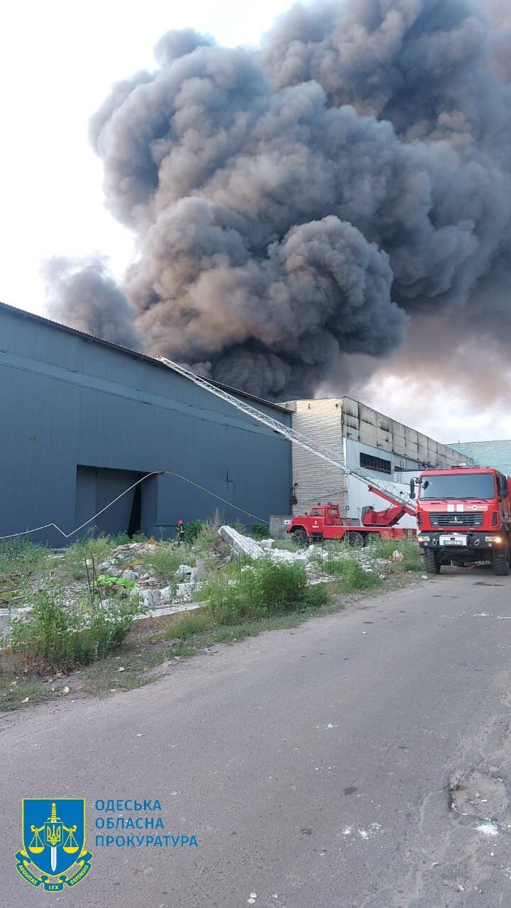 Огонь охватил несколько складских помещений площадью около 10 тыс. кв.