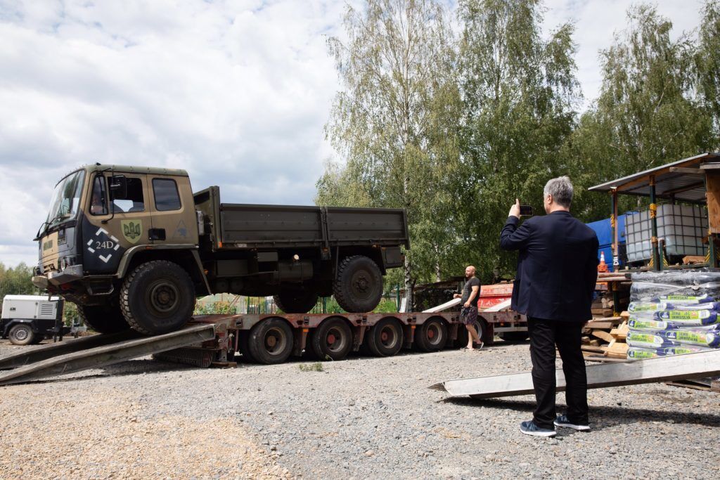 Должны быстро обеспечить условия для контрнаступления: Порошенко на границе Польши и Украины показал британские грузовики для ВСУ