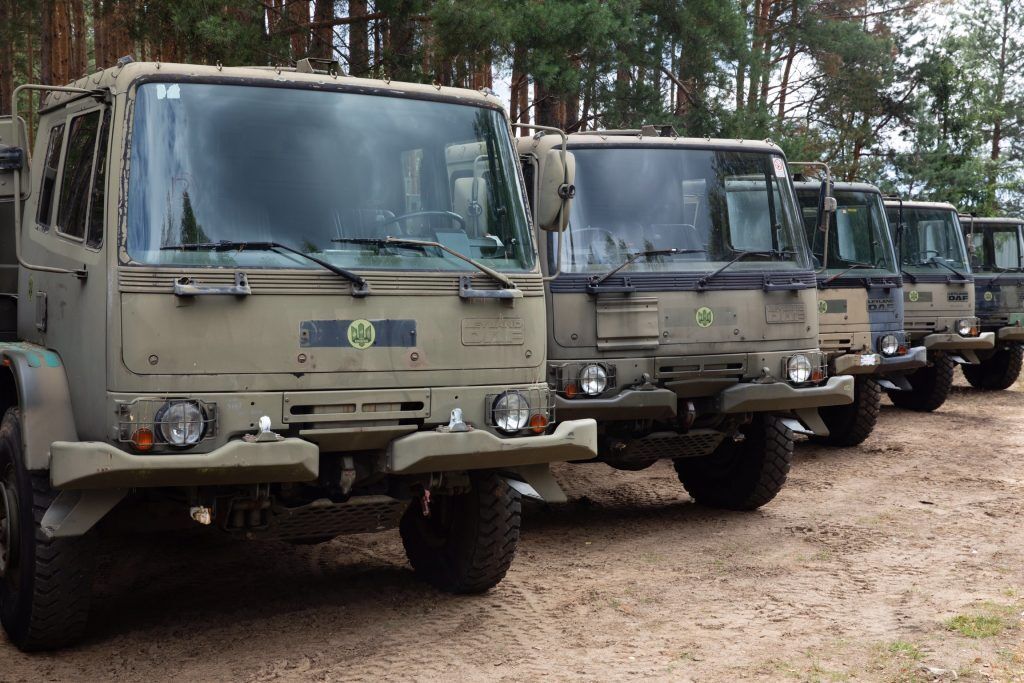Должны быстро обеспечить условия для контрнаступления: Порошенко на границе Польши и Украины показал британские грузовики для ВСУ