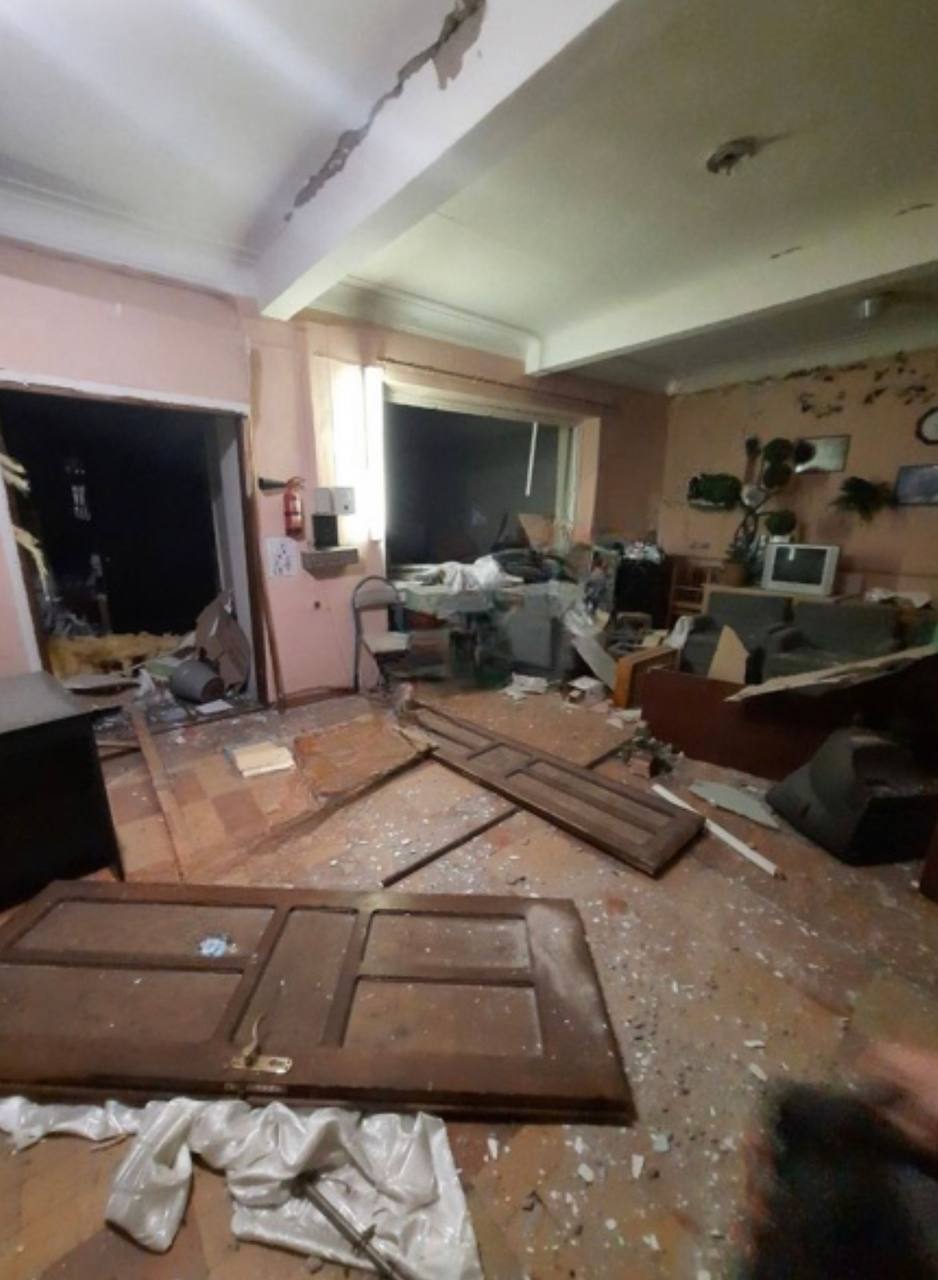 Уламки ракет впали на житлові будинки у Дніпрі: з'явилися фото та відео пошкоджень