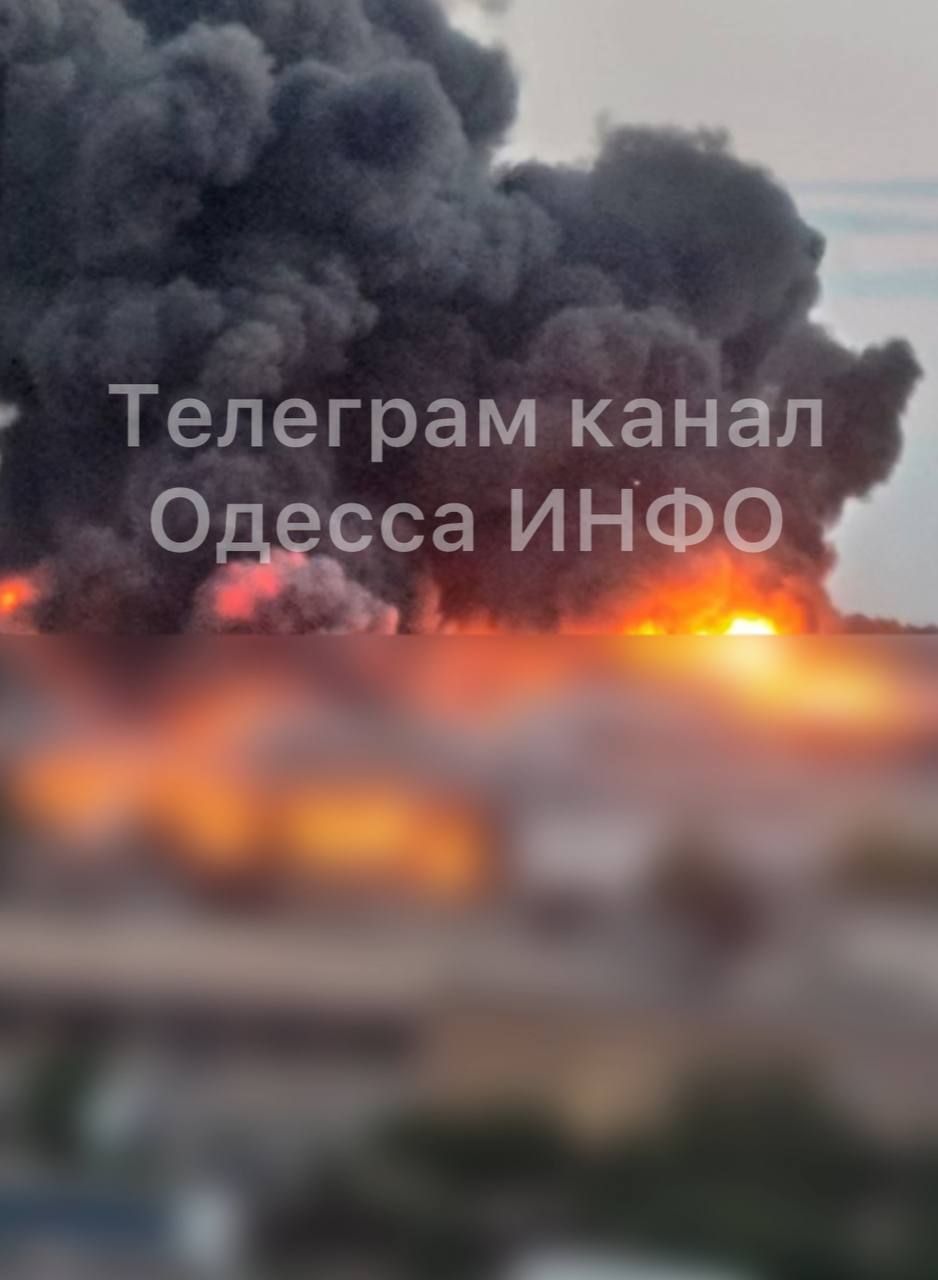 На месте прилетов вспыхнул сильный пожар