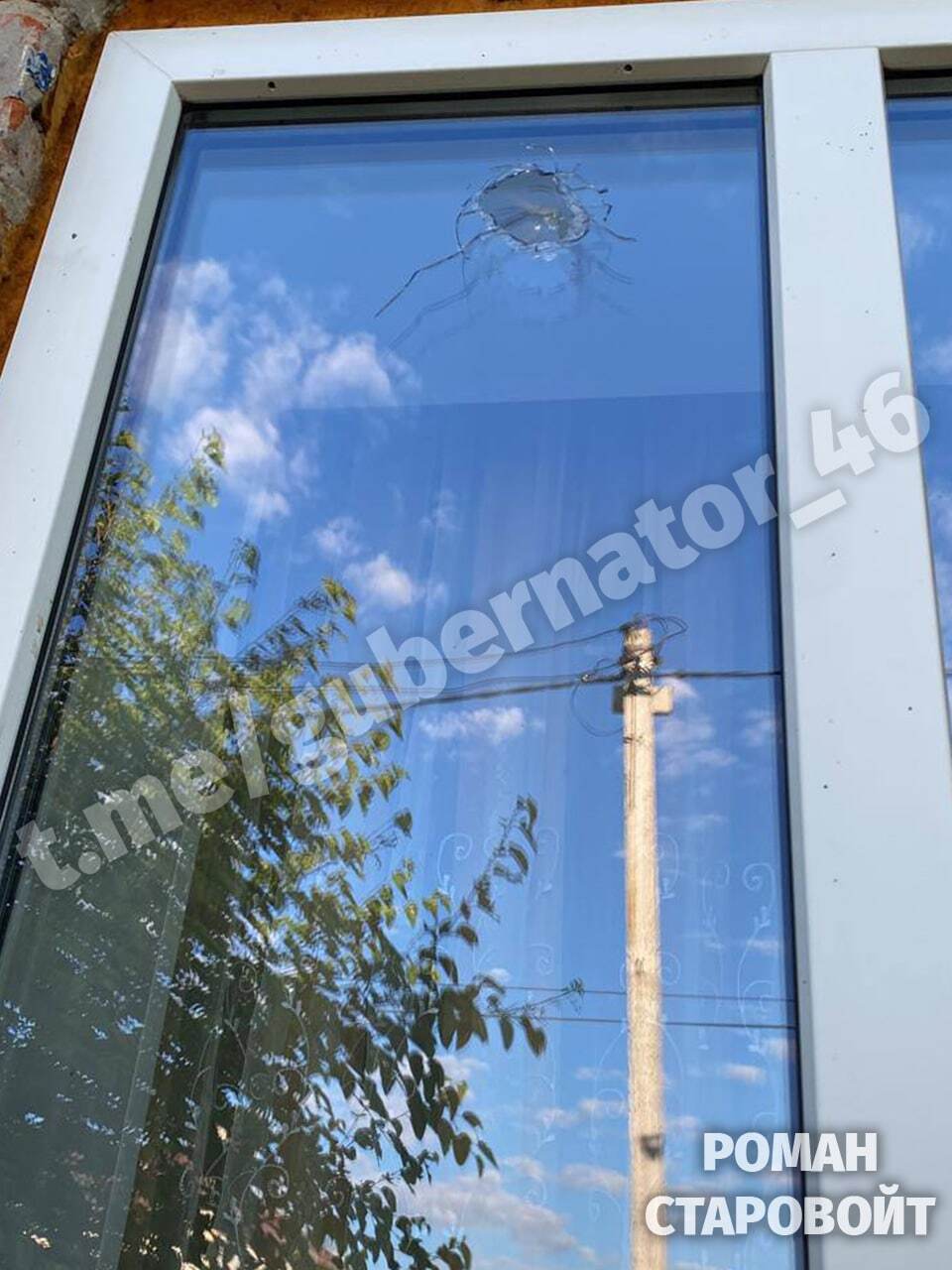 У РФ опублікували фото розбитого вікна як підтвердження обстрілів