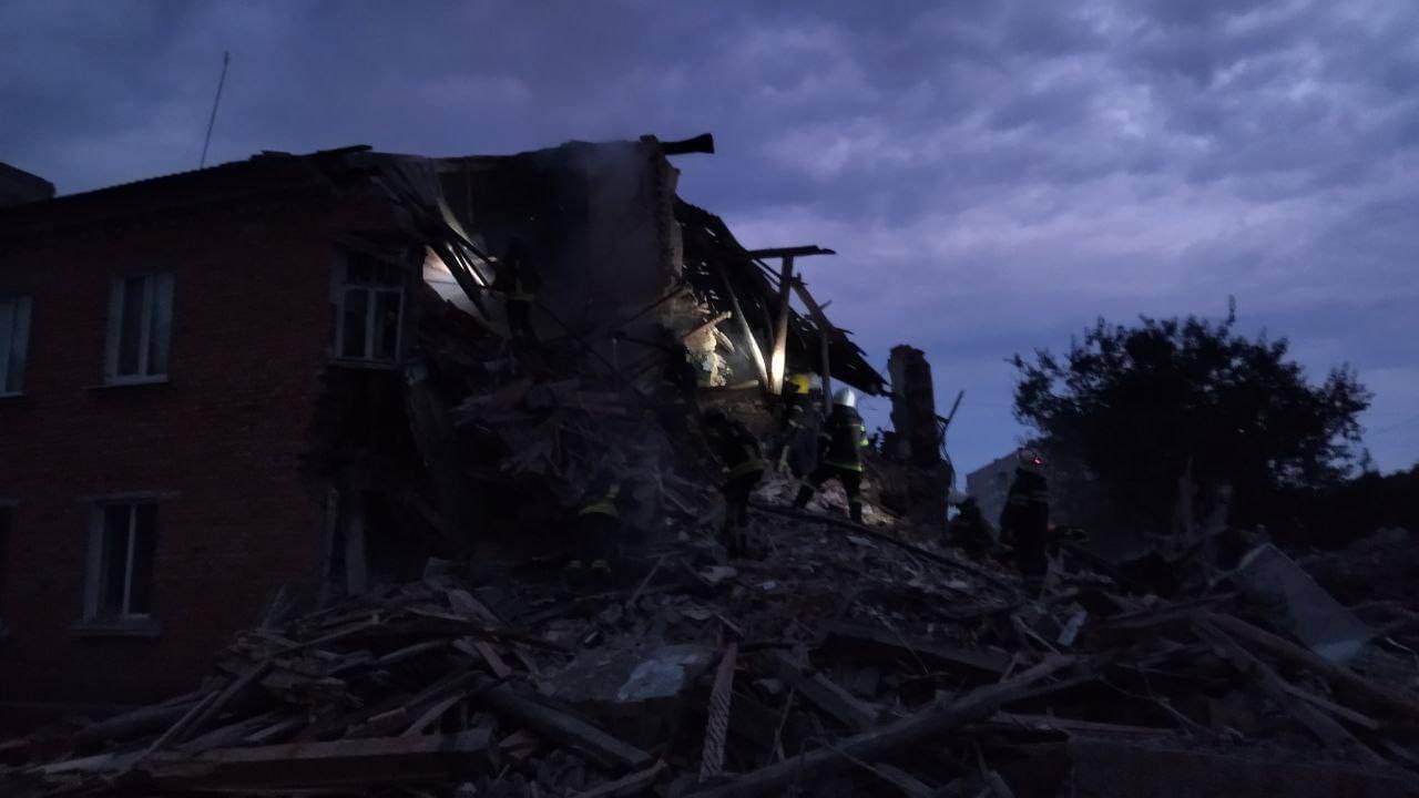 В результате обстрела разрушен многоквартирный дом