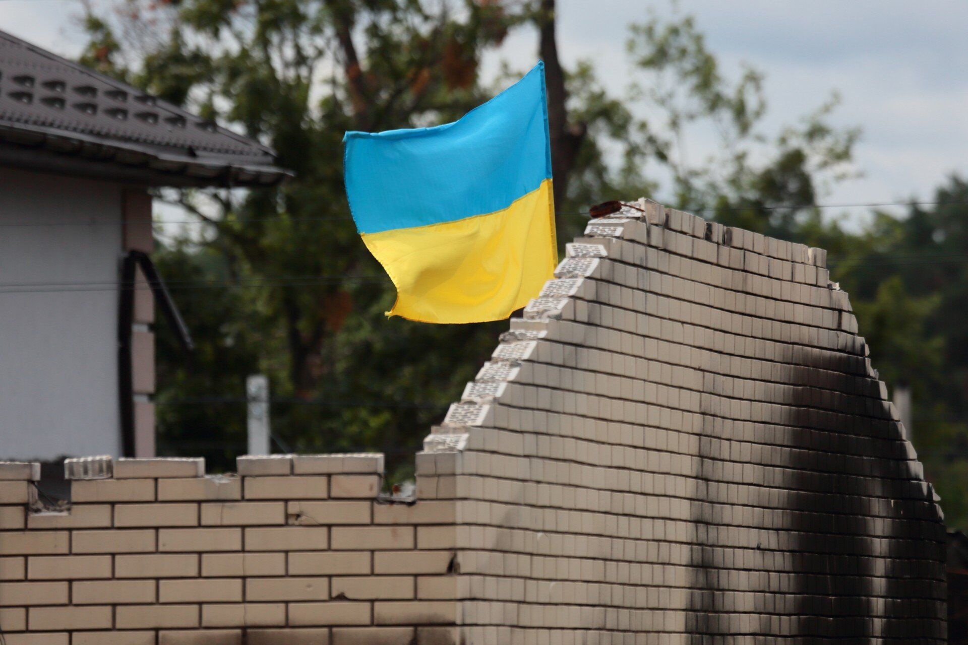 Флаг Украины на разбитом здании