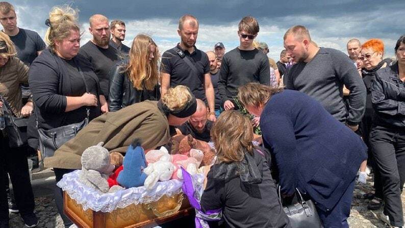В Виннице похоронили 4-летнюю Лизу, которую убили россияне