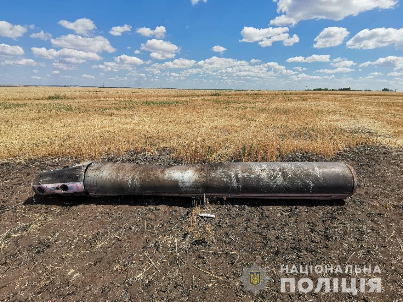 Российский снаряд, упавший в поле