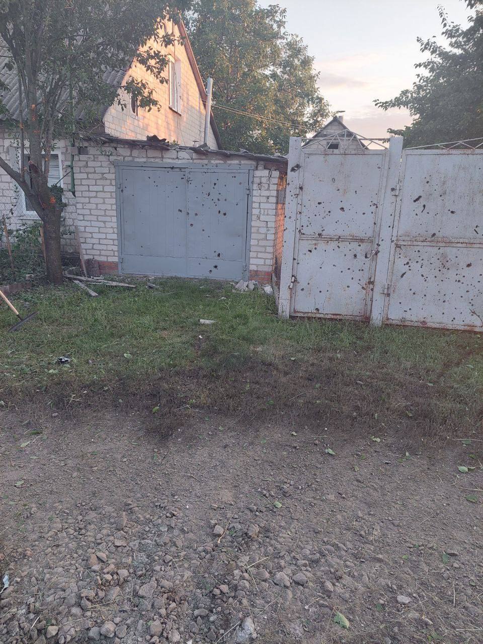 Забор частного дома поврежден осколками