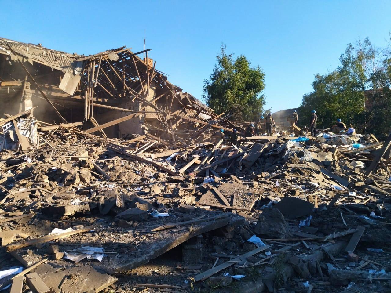 Российские военные разрушили двухэтажное здание, где находились мирные жители