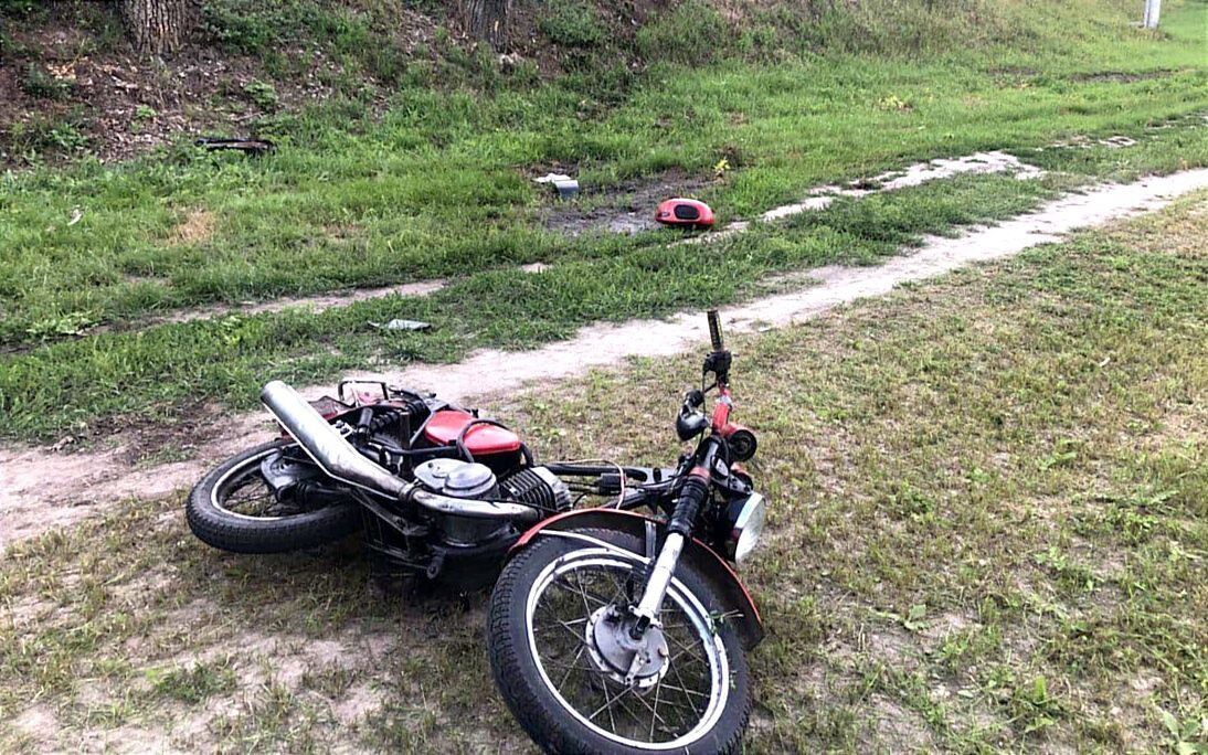 Мотоцикліст на швидкості з'їхав у кювет.