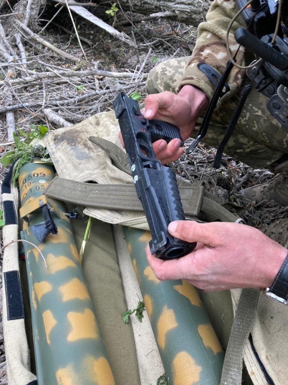 Украинские воины захватили вражеское оружие.