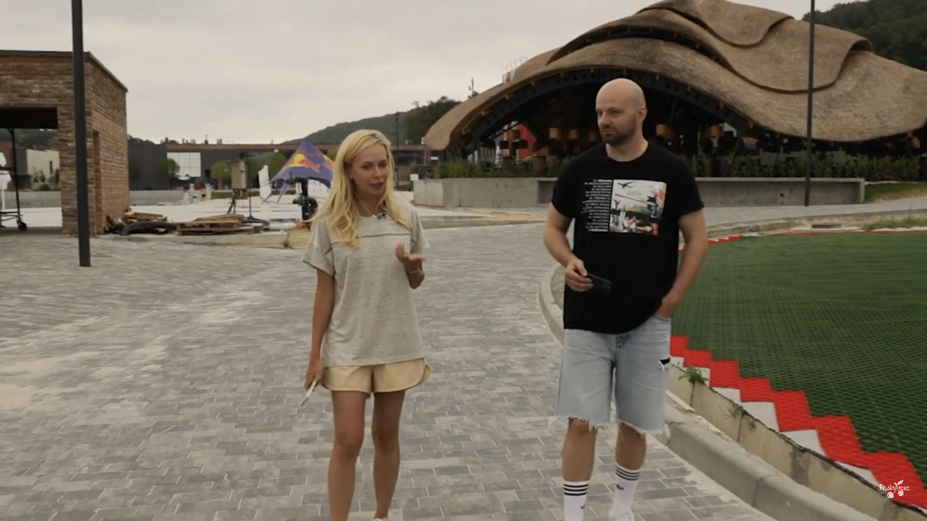 Українська співачка на Кіпрі поставила на місце туристку з Росії і закидала камінням автомобілі росіян