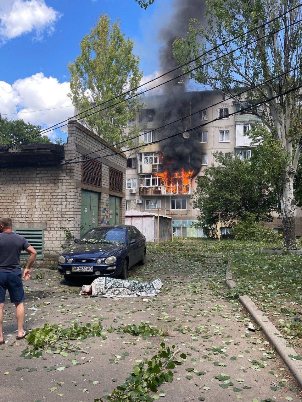 В Краматорске разгорелись пожары после обстрела.