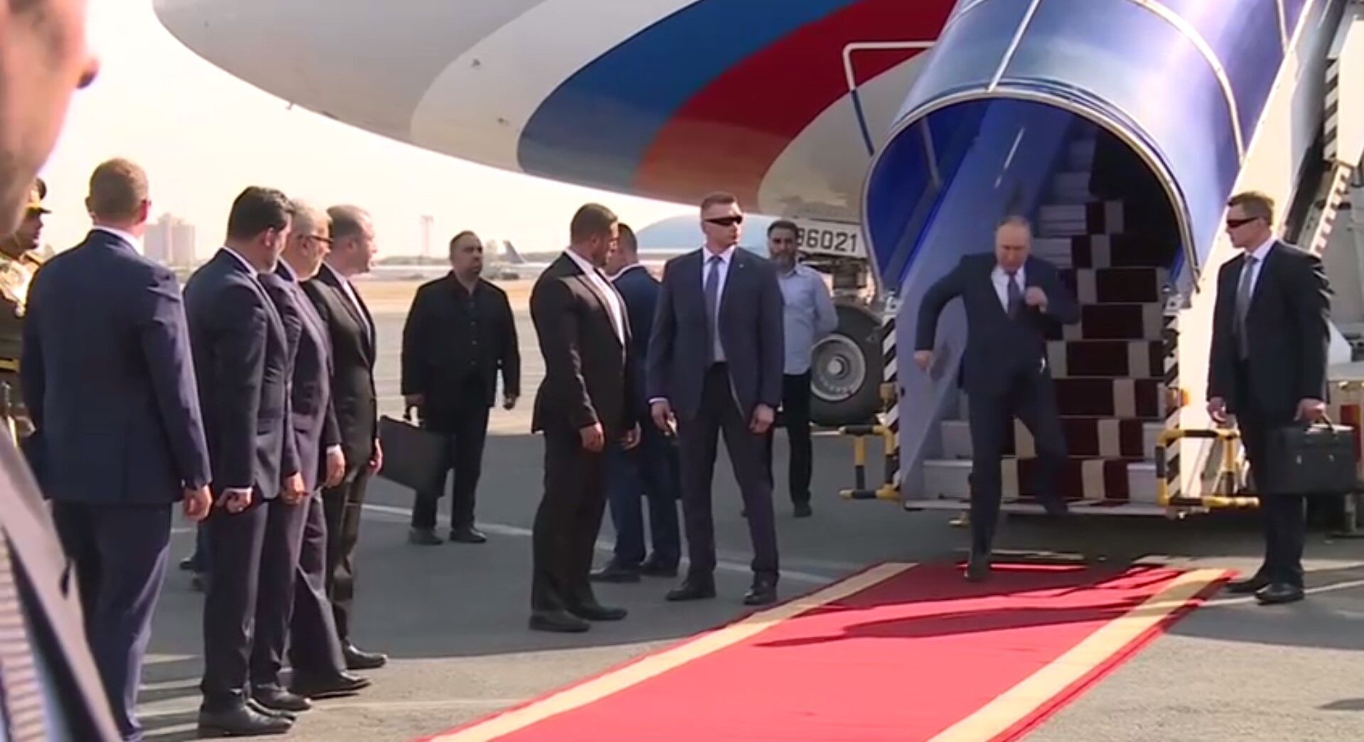 Путин едва не упал на выходе из самолета