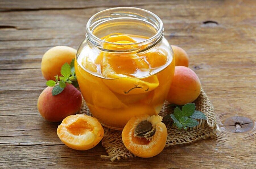 Як смачно приготувати абрикоси у стропі на зиму