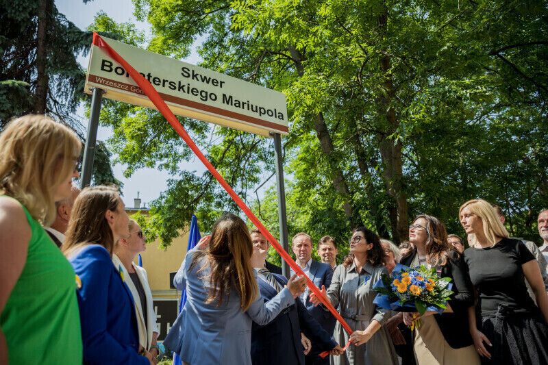 Польські політики зняли червону стрічку