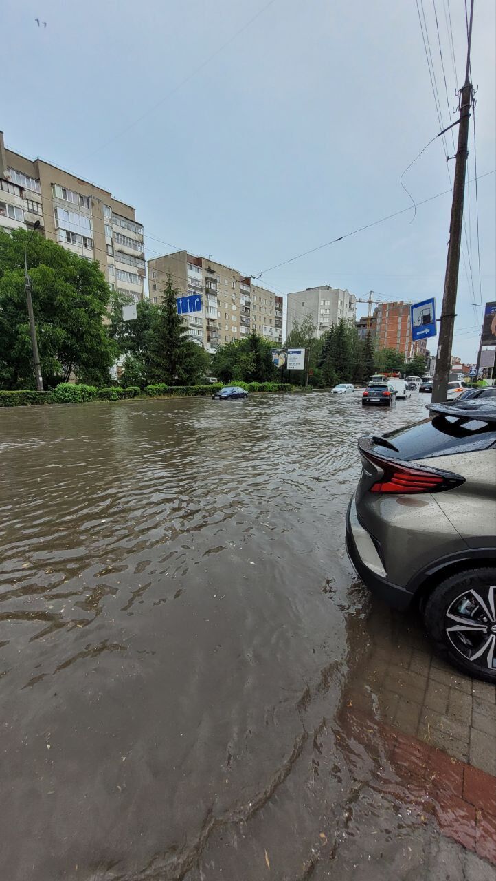 У Тернополі на вулиці Живова після зливи по вулицях плавають автомобілі