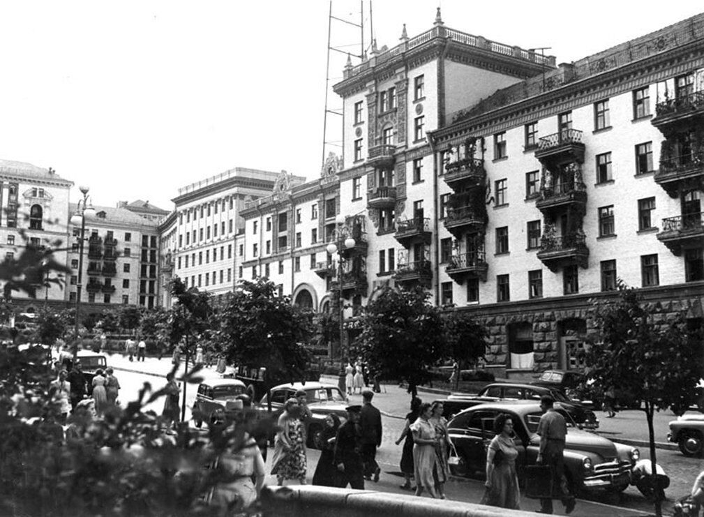 Часть улицы в 1950-х годах.