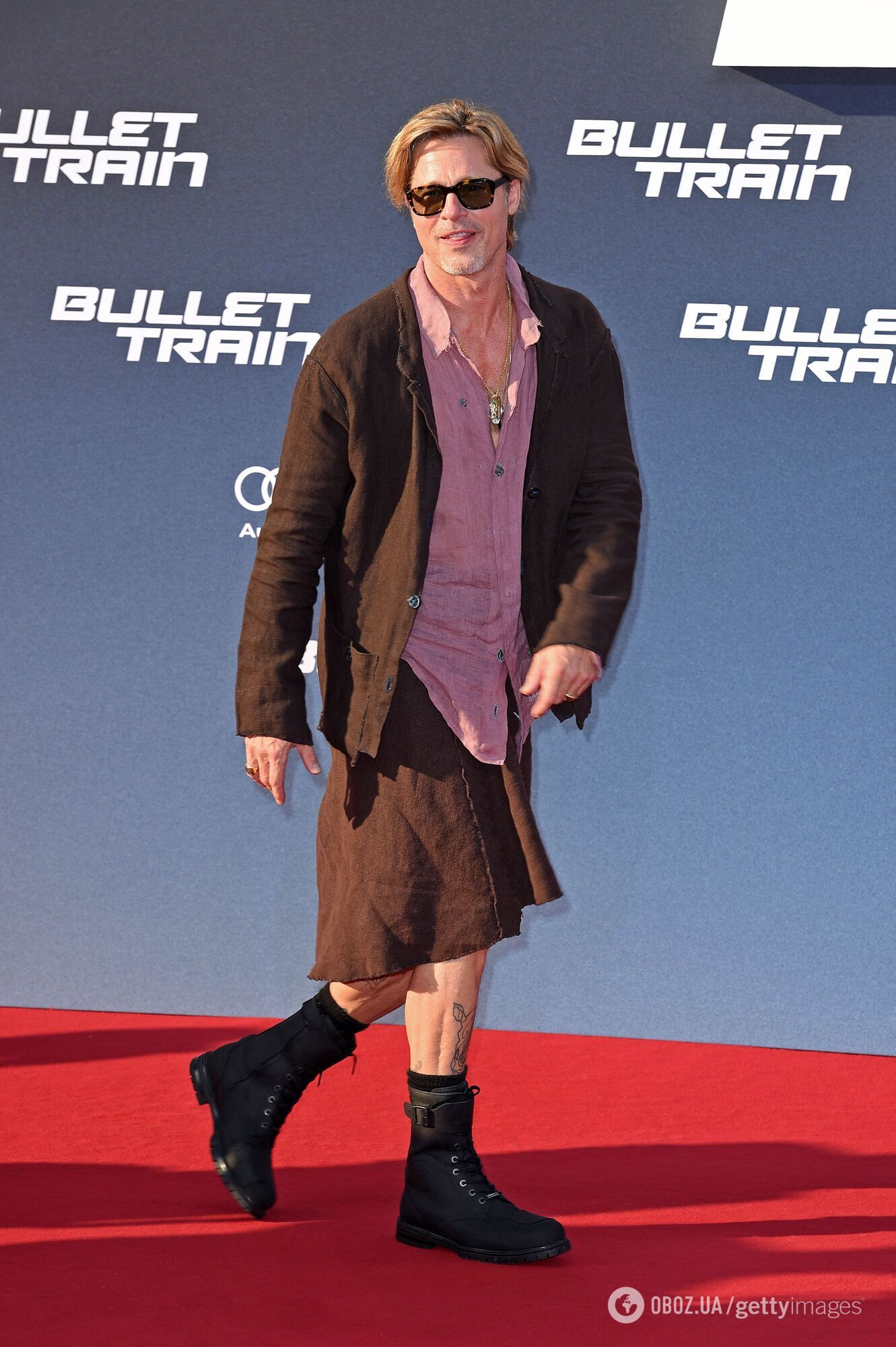 Брэд Питт появился на красной дорожке в Берлине в юбке