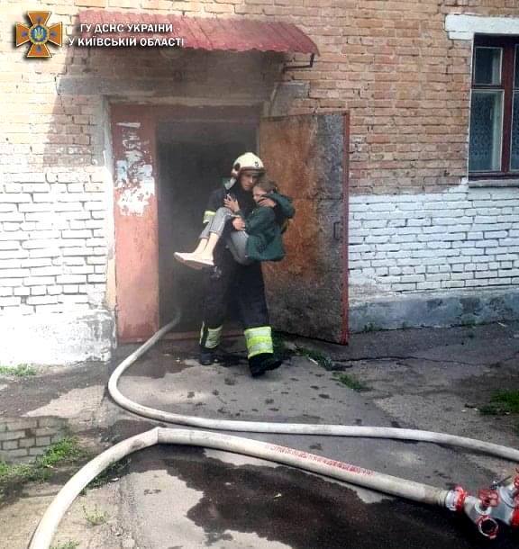 Бійці ДСНС врятували вісьмох людей, у тому числі трьох дітей.