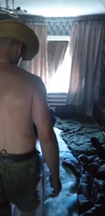 Один из оккупантов показывает захваченный россиянами украинский дом