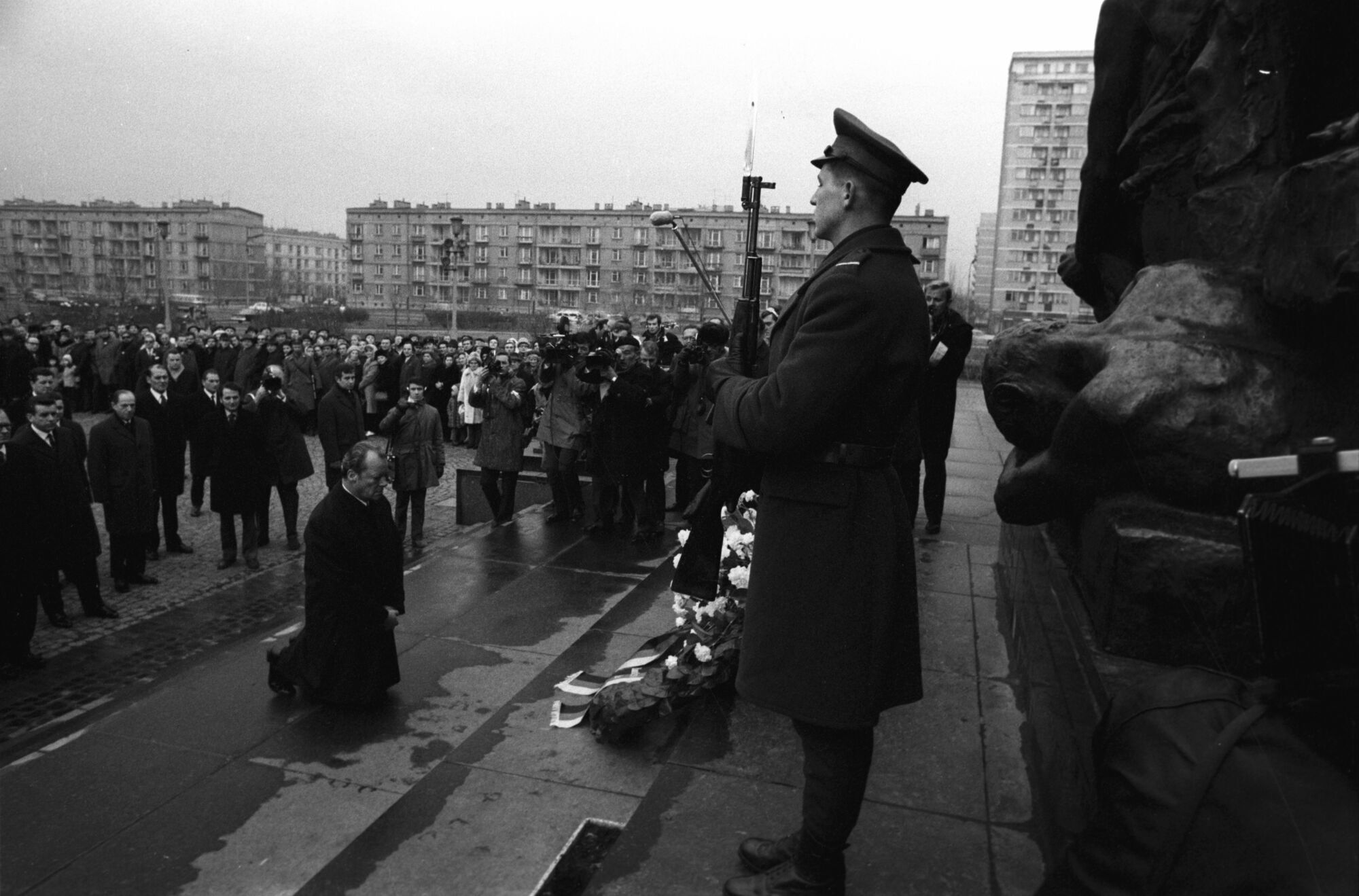 Вилли Брандт на коленях перед памятником жертвам Варшавского гетто