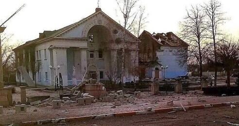 Стіни будинку культури почорніли від вогню