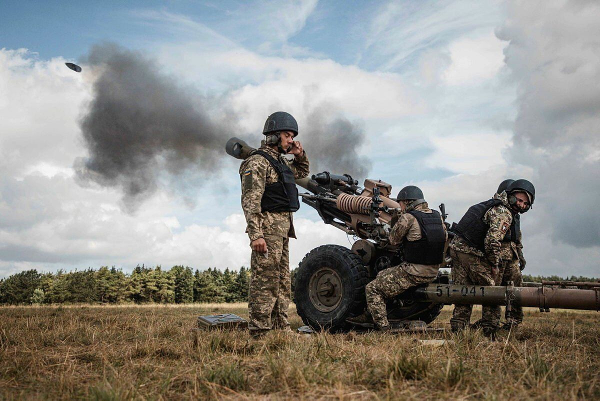 Українські воїни успішно освоюють артилерійські настанови.