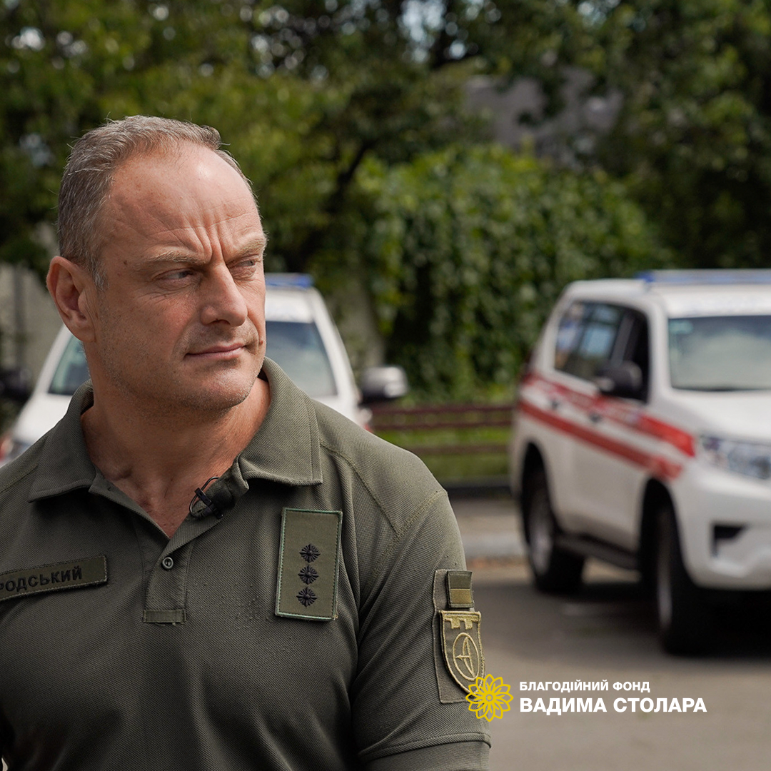 Фонд Вадима Столара передав військовим два спеціалізованих автомобілі швидкої допомоги