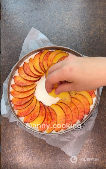 Ніжний чизкейк із персиками: випікати не доведеться