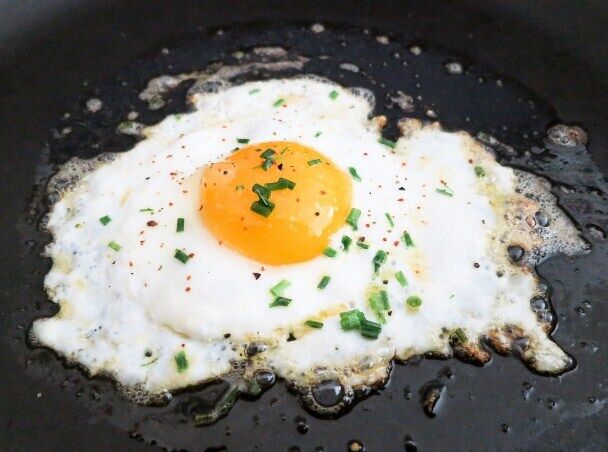 Как по-новому приготовить яичницу на завтрак