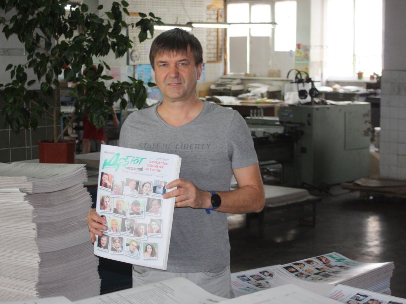 Михаил Новицкий в своей типографии с новым печатным проектом. 2019 год