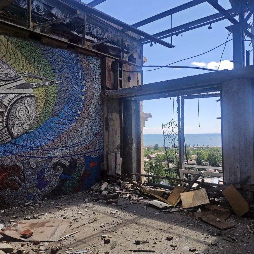 Знищена мозаїка у Маріуполі
