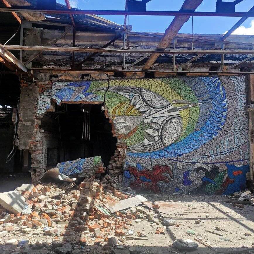 Росіяни зруйнували мозаїки у Маріуполі
