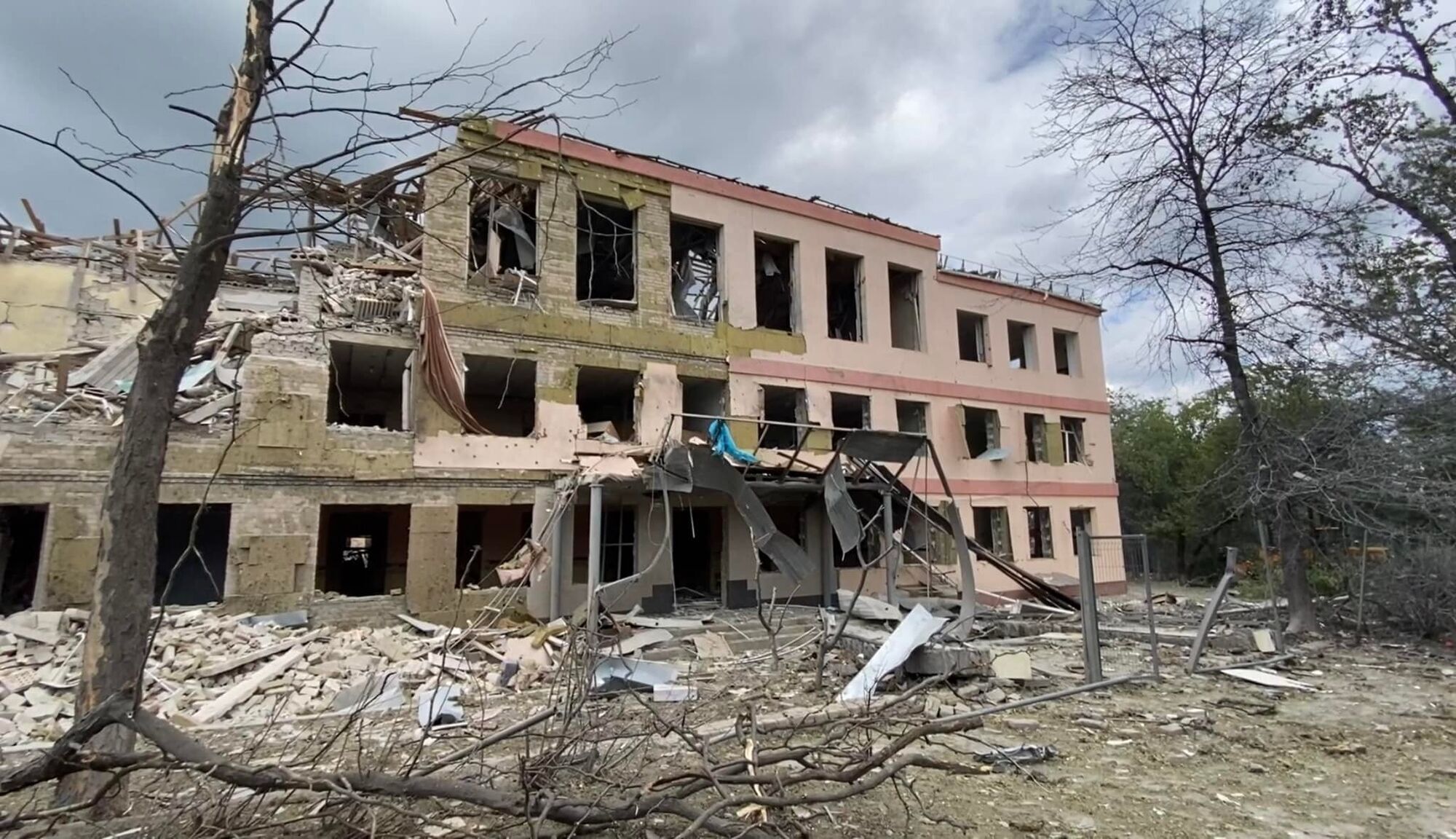 Школа разрушена полностью.